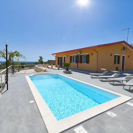 Dom wakacyjny With Private Pool In Floridia
