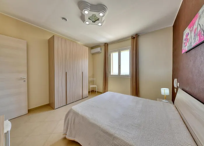 With Private Pool In Vakantiehuis Floridia